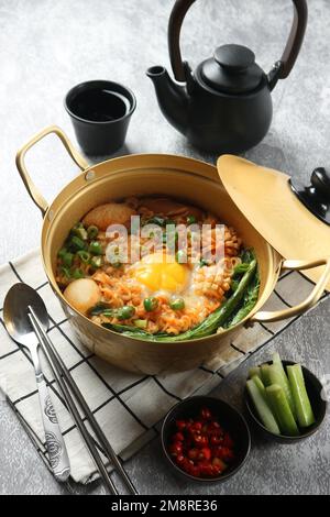 nouilles cuites avec des œufs, des légumes et des boulettes de poisson Banque D'Images