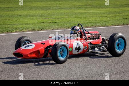 Joe Colasacco dans la Ferrari 1512 1965 lors de la course Glover Trophy au Goodwood Revival 2022, Sussex, Royaume-Uni. Banque D'Images