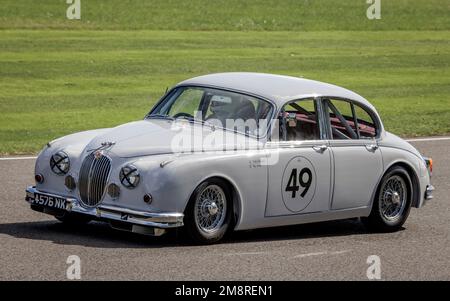 Tony Jardine dans la Jaguar Mk2 1960 lors de la course du Trophée St Mary au Goodwood Revival 2022, Sussex, Royaume-Uni. Banque D'Images