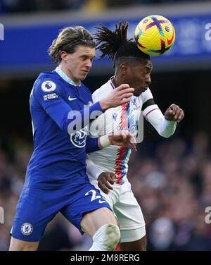 Conor Gallagher de Chelsea (à gauche) et Eberechi Eze de Crystal Palace se battent pour le ballon lors du match de la Premier League à Stamford Bridge, Londres. Date de la photo: Dimanche 15 janvier 2023. Banque D'Images