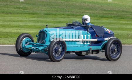 1931 Alfa Romeo 8C 2600 Monza avec le pilote Christopher Mann lors de la course de Goodwood Trophy au Goodwood Revival 2022, Sussex, Royaume-Uni. Banque D'Images