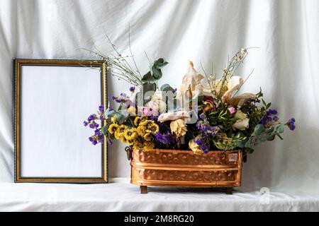 Cadre photo maquette avec fleurs sèches séchées dans un vase, vie encore sur un fond clair Banque D'Images