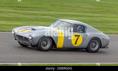 Vincent Gaye et Joe Twyman, Ferrari 250 GT SWB/C 1960, participant au Stirling Moss Memorial Trophy, au Goodwood Revival 2022, Sussex, Royaume-Uni. Banque D'Images