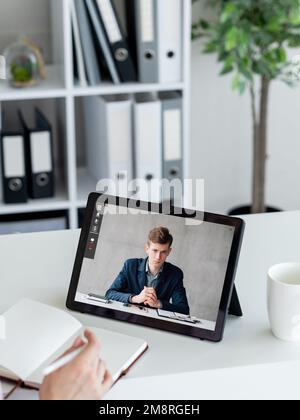 interview vidéo de chat web de professionnels sur tablette Banque D'Images