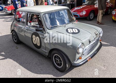 L'Alex Brundle a conduit 1963 Morris Mini Cooper S, participant au Trophée St Mary, dans le paddock au Goodwood Revival 2022, Sussex, Royaume-Uni. Banque D'Images