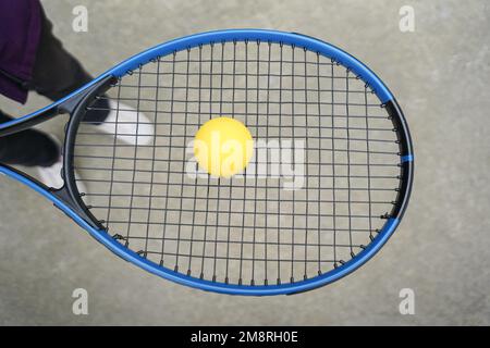 une raquette de tennis et une balle avec espace de copie Banque D'Images