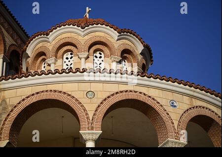 Paysage avec vue extérieure panoramique de la Sainte église byzantine d'Aghios Nektarios un point de repère grec orthodoxe historique à l'île d'Aegina, Grèce. Banque D'Images