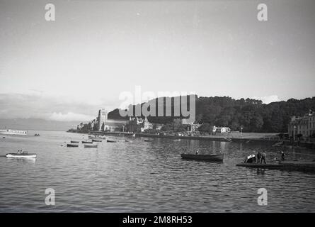 1951, vue historique et à distance de cette époque de la baie d'Oban, sur le Firth de Lorn, dans les Highlands écossais, Écosse, Royaume-Uni. Ville de pêche, Oban est historiquement connue comme la porte d'accès aux montagnes et îles de l'Ouest, comme c'est le point de la gare maritime principale. Banque D'Images