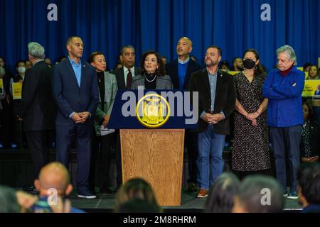 Bronx, États-Unis. 14th janvier 2023. New York Govnernor Kathy Hochul a tenu une conférence de presse avec le leader démocratique, Hakeem Jeffries, des élus et des dirigeants communautaires au Latino Pastoral action Centre dans le Bronx, NY on 14 janvier 2023 pour montrer son soutien à la nomination du juge Hector LaSalle. (Photo de Steve Sanchez/Sipa USA). Credit: SIPA USA/Alay Live News Banque D'Images