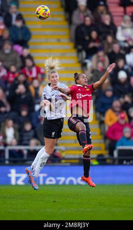 Leigh, Royaume-Uni. 15th janvier 2023. Leigh, Angleterre, 15 janvier 2023 : Gemma Bonner (23 Liverpool) et Nikita Parris (22 Manchester United) se disputent le ballon lors du match de football de la Barclays FA Womens Super League entre Manchester United et Liverpool au Leigh Sports Village à Leigh, en Angleterre. (James Whitehead/SPP) crédit: SPP Sport Press photo. /Alamy Live News Banque D'Images