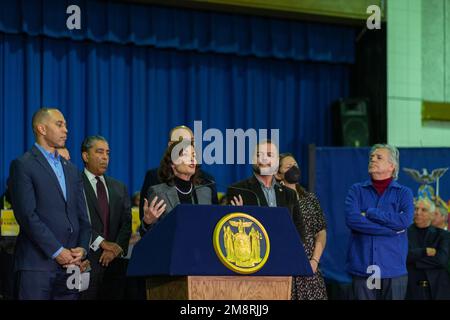 Bronx, États-Unis. 14th janvier 2023. New York Govnernor Kathy Hochul a tenu une conférence de presse avec le leader démocratique, Hakeem Jeffries, des élus et des dirigeants communautaires au Latino Pastoral action Centre dans le Bronx, NY on 14 janvier 2023 pour montrer son soutien à la nomination du juge Hector LaSalle. (Photo de Steve Sanchez/Sipa USA). Credit: SIPA USA/Alay Live News Banque D'Images