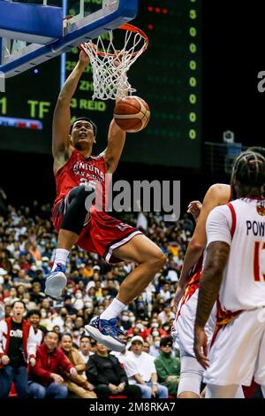 Province de Bulacan. 15th janvier 2023. Japeth Aguilar (L) de Barangay Ginèra San Miguel dunks le ballon pendant le match 7 contre Bay Area Dragons à la finale de la coupe du commissaire de l'Association philippine de basket-ball (PBA) dans la province de Bulacan, aux Philippines, le 15 janvier 2023. Crédit: Rouelle Umali/Xinhua/Alamy Live News Banque D'Images