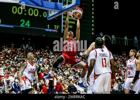 Province de Bulacan. 15th janvier 2023. Japeth Aguilar (C) de Barangay Ginèra San Miguel dunks le ballon pendant le match 7 contre Bay Area Dragons à la finale de la coupe du commissaire de l'Association philippine de basket-ball (PBA) dans la province de Bulacan, aux Philippines, le 15 janvier 2023. Crédit: Rouelle Umali/Xinhua/Alamy Live News Banque D'Images