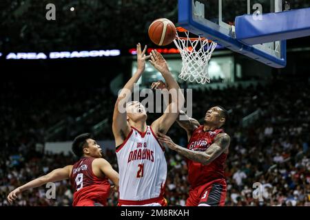 Province de Bulacan. 15th janvier 2023. Liu Chuanxing (C) de Bay Area Dragons est bloqué pendant la partie 7 contre Barangay Ginèra San Miguel à la finale de la coupe du Commissaire de l'Association philippine de basket-ball (PBA) dans la province de Bulacan, aux Philippines, le 15 janvier 2023. Crédit: Rouelle Umali/Xinhua/Alamy Live News Banque D'Images