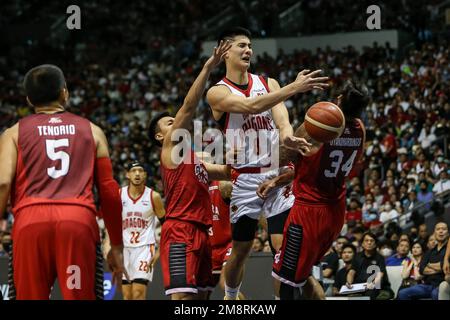 Province de Bulacan. 15th janvier 2023. Zhu Songwei (2nd R) de Bay Area Dragons est bloqué pendant la partie 7 contre Barangay Ginèra San Miguel lors des finales de la coupe du Commissaire de l'Association philippine de basket-ball (PBA) dans la province de Bulacan, aux Philippines, le 15 janvier 2023. Crédit: Rouelle Umali/Xinhua/Alamy Live News Banque D'Images