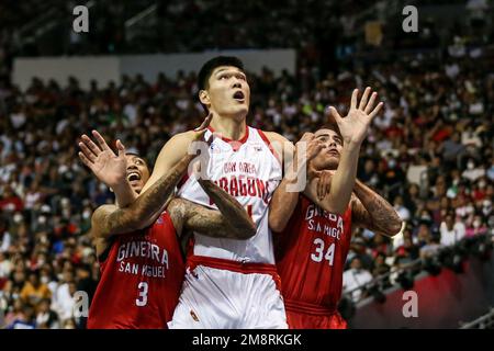 Province de Bulacan. 15th janvier 2023. Liu Chuanxing (C) de Bay Area Dragons est défendu lors de la partie 7 contre Barangay Ginèra San Miguel à la finale de la coupe du Commissaire de l'Association philippine de basket-ball (PBA) dans la province de Bulacan, aux Philippines, le 15 janvier 2023. Crédit: Rouelle Umali/Xinhua/Alamy Live News Banque D'Images