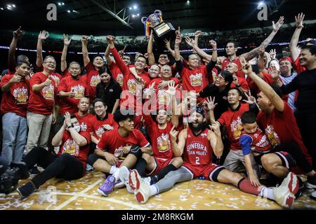 Province de Bulacan. 15th janvier 2023. Les joueurs de Barangay Ginèra San Miguel célèbrent le champion gagnant contre les dragons de la région de la baie à la finale de la coupe du Commissaire de l'Association philippine de basket-ball (PBA) dans la province de Bulacan, aux Philippines, le 15 janvier 2023. Crédit: Rouelle Umali/Xinhua/Alamy Live News Banque D'Images