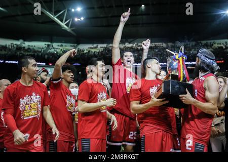 Province de Bulacan. 15th janvier 2023. Les joueurs de Barangay Ginèra San Miguel célèbrent le champion gagnant contre les dragons de la région de la baie à la finale de la coupe du Commissaire de l'Association philippine de basket-ball (PBA) dans la province de Bulacan, aux Philippines, le 15 janvier 2023. Crédit: Rouelle Umali/Xinhua/Alamy Live News Banque D'Images