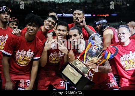 Province de Bulacan. 15th janvier 2023. Les joueurs de Barangay Ginèra San Miguel célèbrent le champion gagnant contre les dragons de la région de la baie à la finale de la coupe du Commissaire de l'Association philippine de basket-ball (PBA) dans la province de Bulacan, aux Philippines, le 15 janvier 2023. Crédit: Rouelle Umali/Xinhua/Alamy Live News Banque D'Images