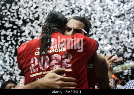 Province de Bulacan. 15th janvier 2023. Les joueurs de Barangay Ginèra San Miguel célèbrent le champion gagnant contre les dragons de la région de la baie à la finale de la coupe du Commissaire de l'Association philippine de basket-ball (PBA) dans la province de Bulacan, aux Philippines, le 15 janvier 2023. Crédit: Rouelle Umali/Xinhua/Alamy Live News Banque D'Images