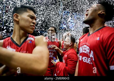 Province de Bulacan. 15th janvier 2023. Les joueurs de Barangay Ginèra San Miguel célèbrent le champion gagnant contre les dragons de la région de la baie à la finale de la coupe du Commissaire de l'Association philippine de basket-ball (PBA) dans la province de Bulacan, aux Philippines, le 15 janvier 2023. Crédit: Rouelle Umali/Xinhua/Alamy Live News Banque D'Images