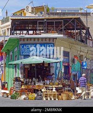 Athènes, Grèce - 03 mai 2015 : ancien magasin d'antiquités à l'angle de la rue dans le centre-ville d'Athènes. Banque D'Images