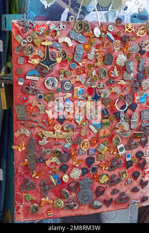 Athènes, Grèce - 03 mai 2015: Grande collection de épinglettes anciennes en émail à vendre au marché aux puces de Monastiraki. Banque D'Images