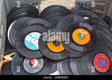 Athènes, Grèce - 03 mai 2015: Disques de vinyle de seconde main dans le panier à vendre au marché aux puces de Monastiraki. Banque D'Images