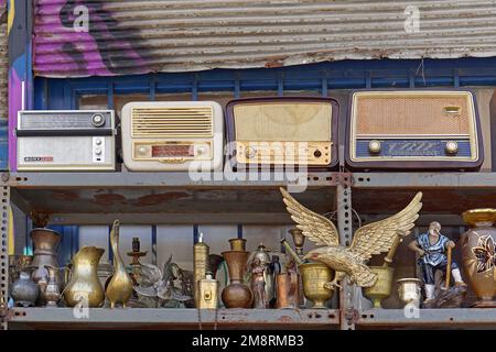 Athènes, Grèce - 03 mai 2015 : récepteurs radio d'époque et antiquités en laiton au marché aux puces de Monastiraki. Banque D'Images