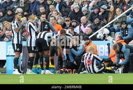 15th janvier 2023 ; St James' Park, Newcastle, Angleterre : Premier League football, Newcastle United contre Fulham ; Eddie Howe, Manager de Newcastle United, parle à Dan Burn et Joe Willock de Newcastle United, Bruno Guimaraes recevant un traitement supplémentaire Banque D'Images