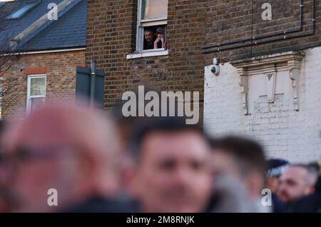 Londres, Royaume-Uni. 15th janvier 2023. Les habitants de la région regardent les fans se rassembler avant le match lors du match de la Premier League au Tottenham Hotspur Stadium, Londres. Le crédit photo devrait se lire: David Klein/Sportimage crédit: Sportimage/Alay Live News Banque D'Images