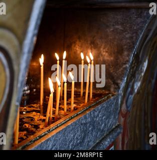 Bougie traditionnelle en métal à l'intérieur d'Aghios Nikolaos Thalassinos une basilique grecque orthodoxe au port de l'île d'Aegina, Grèce. Banque D'Images