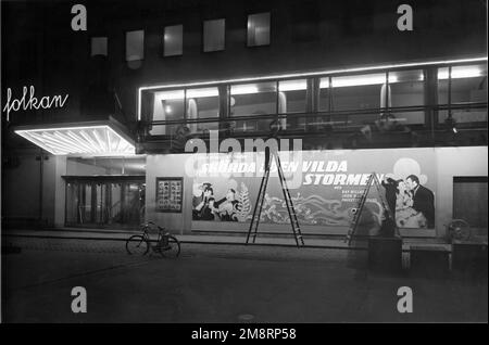 Folkan Biograf / Cinéma en Suède vers novembre 1942 avec l'affichage en cours d'installation pour RAY MILLAND JOHN WAYNE et PAULETTE GODDARD dans REAP LE VENT SAUVAGE 1942 réalisateur CECIL B. Demille Paramount Pictures Banque D'Images