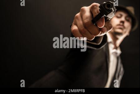 gangster old school avec arme à feu en main Banque D'Images