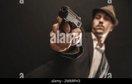 gangster old school avec arme à feu en main Banque D'Images