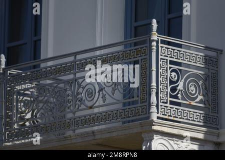 Ancienne maison néoclassique avec balcon et main-courante en fer forgé. Banque D'Images