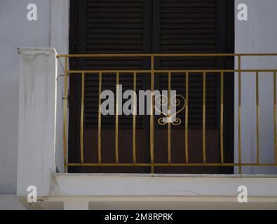 Ancienne maison néoclassique avec balcon et main-courante en fer forgé. Banque D'Images