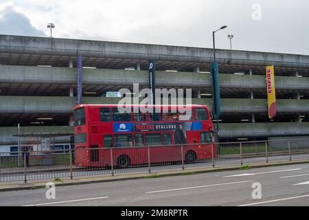 Slough, Berkshire, Royaume-Uni. 15th janvier 2023. Le centre commercial Queensmere à Slough. Le côté ouest du centre commercial Queensmere fermera ses portes à partir de demain, le 16th janvier 2023. La plupart des magasins sont déjà vides. British Land, promoteur immobilier, a obtenu de Slough Borough Council la permission de redévelopper le centre commercial. Il est prévu que 1 600 maisons seront construites sur le site avec de nouveaux magasins, restaurants et bureaux. Slough a été récemment élu comme le pire endroit de 9th à vivre en Angleterre. Crédit : Maureen McLean/Alay Live News Banque D'Images