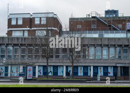 Slough, Berkshire, Royaume-Uni. 15th janvier 2023. Le centre commercial Queensmere à Slough. Le côté ouest du centre commercial Queensmere fermera ses portes à partir de demain, le 16th janvier 2023. La plupart des magasins sont déjà vides. British Land, promoteur immobilier, a obtenu de Slough Borough Council la permission de redévelopper le centre commercial. Il est prévu que 1 600 maisons seront construites sur le site avec de nouveaux magasins, restaurants et bureaux. Slough a été récemment élu comme le pire endroit de 9th à vivre en Angleterre. Crédit : Maureen McLean/Alay Live News Banque D'Images