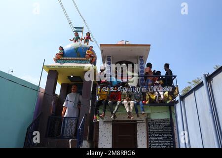 Madurai, Tamil Nadu, Inde. 15th janvier 2023. Les enfants regardent le festival annuel traditionnel des taureaux ''Jallikattu'' dans le village d'Avaniyapuram, à la périphérie de Madurai à Tamilnadu. Jallikattu est un sport traditionnel de taureau tamoul qui a lieu pendant Pongal, un festival de récolte dans l'État indien de Tamil Nadu. (Credit image: © Sri Loganathan/ZUMA Press Wire) USAGE ÉDITORIAL SEULEMENT! Non destiné À un usage commercial ! Crédit : ZUMA Press, Inc./Alay Live News Banque D'Images