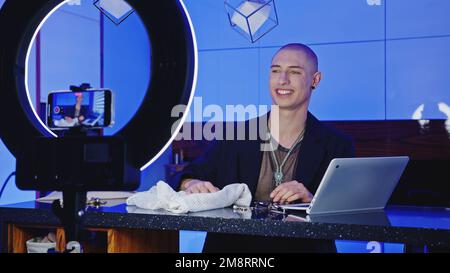 Blogueur de sexe masculin filmant une vidéo sur son téléphone dans le studio. Photo de haute qualité Banque D'Images