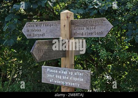 En bois, panneau sur Dales Way, Linton, Grassington Banque D'Images