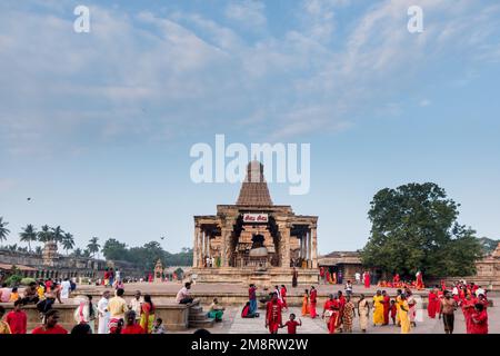 Le temple de Brihadisvara offre une vue complète avec le mandapam de nandi et les pèlerins se promenant Banque D'Images