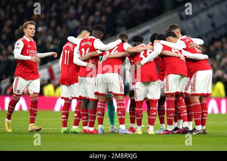 Les joueurs d'Arsenal se caucus avant le début du match de la Premier League au Tottenham Hotspur Stadium, Londres. Date de la photo: Dimanche 15 janvier 2023. Banque D'Images