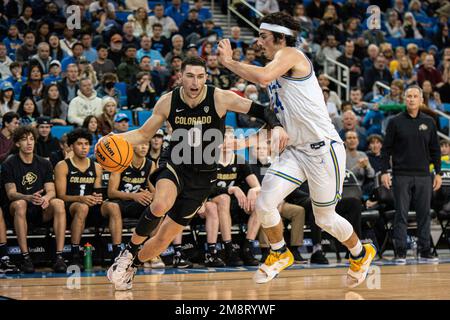 Le garde des Bruins de l'UCLA Jaylen Clark (0) s'oppose au garde des Bruins de l'UCLA Jaime Jaquez Jr. (24) lors d'un match de basket-ball de la NCAA, samedi, 14 janvier 2023, a Banque D'Images