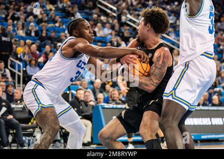 Le garde des Bruins de l'UCLA David Singleton (34) met en place le garde des Buffaloes du Colorado J'Vonne Hadley (13) lors d'un match de basket-ball de la NCAA, samedi, 14 janvier 2023, Banque D'Images