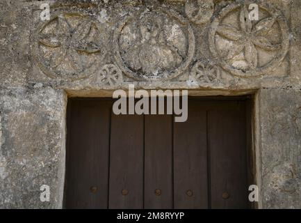 Des symboles religieux sculptés en pierre à l'entrée du diocèse de Saint Dionysius, ancienne église byzantine de Palaiochora, île d'Aegina en Grèce. Banque D'Images