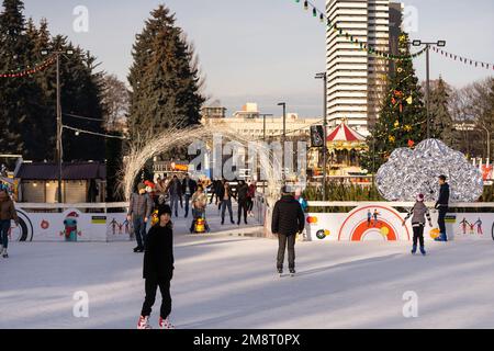 KIEV, UKRAINE - 2 janvier 2023 : patinage sur glace. Les gens s'amusent dans l'arène de glace de la ville. Vacances du nouvel an dans la ville de Kiev. Banque D'Images