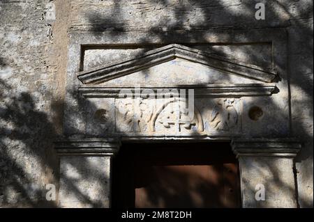 Des symboles religieux sculptés en pierre à l'entrée du diocèse de Saint Dionysius, ancienne église byzantine de Palaiochora, île d'Aegina en Grèce. Banque D'Images