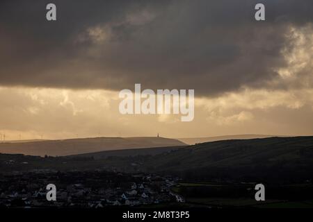 Halifax, West Yorkshire, Royaume-Uni, 15th janvier 2023 Royaume-Uni Météo des nuages dominent l'horizon de Pennine au-dessus du pont Hebden dans le drame de la BBC Happy Valley avec Sarah Lancashire. Le monument sur la ligne d'horizon est Stoodley Pike construit pour commémorer la défaite de Napoléon et la chute de Paris dans les guerres napoléoniennes. C'est maintenant une destination populaire pour les randonneurs et les amoureux de la campagne. Crédit : Windmill Images/Alamy Live News Banque D'Images